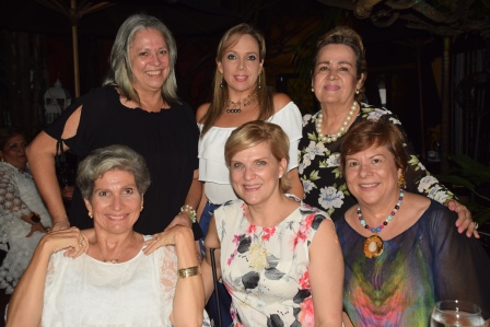 Gloria Díaz, la cumpleañera, Clarita Mosquera, Isabel Díaz, Vicky Díaz y Gladis Díaz.